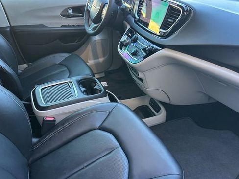Used 2024 Chrysler Pacifica Touring-L image 19