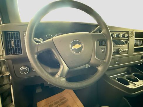 Used 2009 Chevrolet Express 2500 RWD image 12