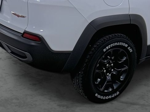 Used 2022 Jeep Cherokee Trailhawk w/ Sun, Sound & Nav Group AWD/4WD image 12
