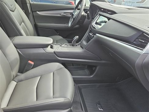New 2025 Cadillac XT6 Luxury image 23