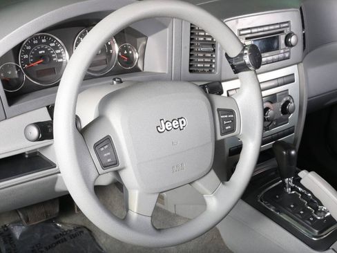 Used 2007 Jeep Grand Cherokee Laredo AWD/4WD image 2