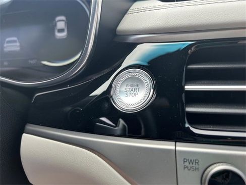 Used 2025 Genesis G70 2.5T image 28