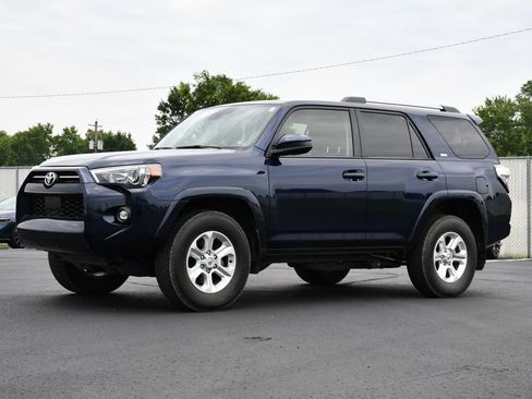 Used 2024 Toyota 4Runner SR5 AWD/4WD image 3
