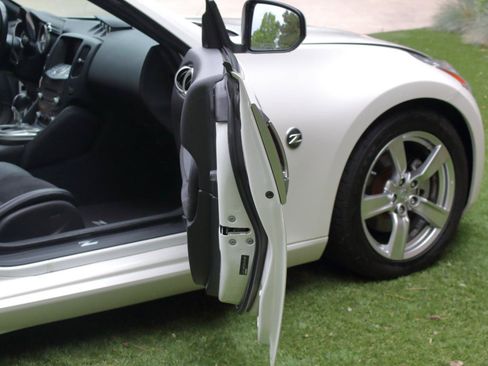 Used 2009 Nissan 370Z Touring RWD image 45