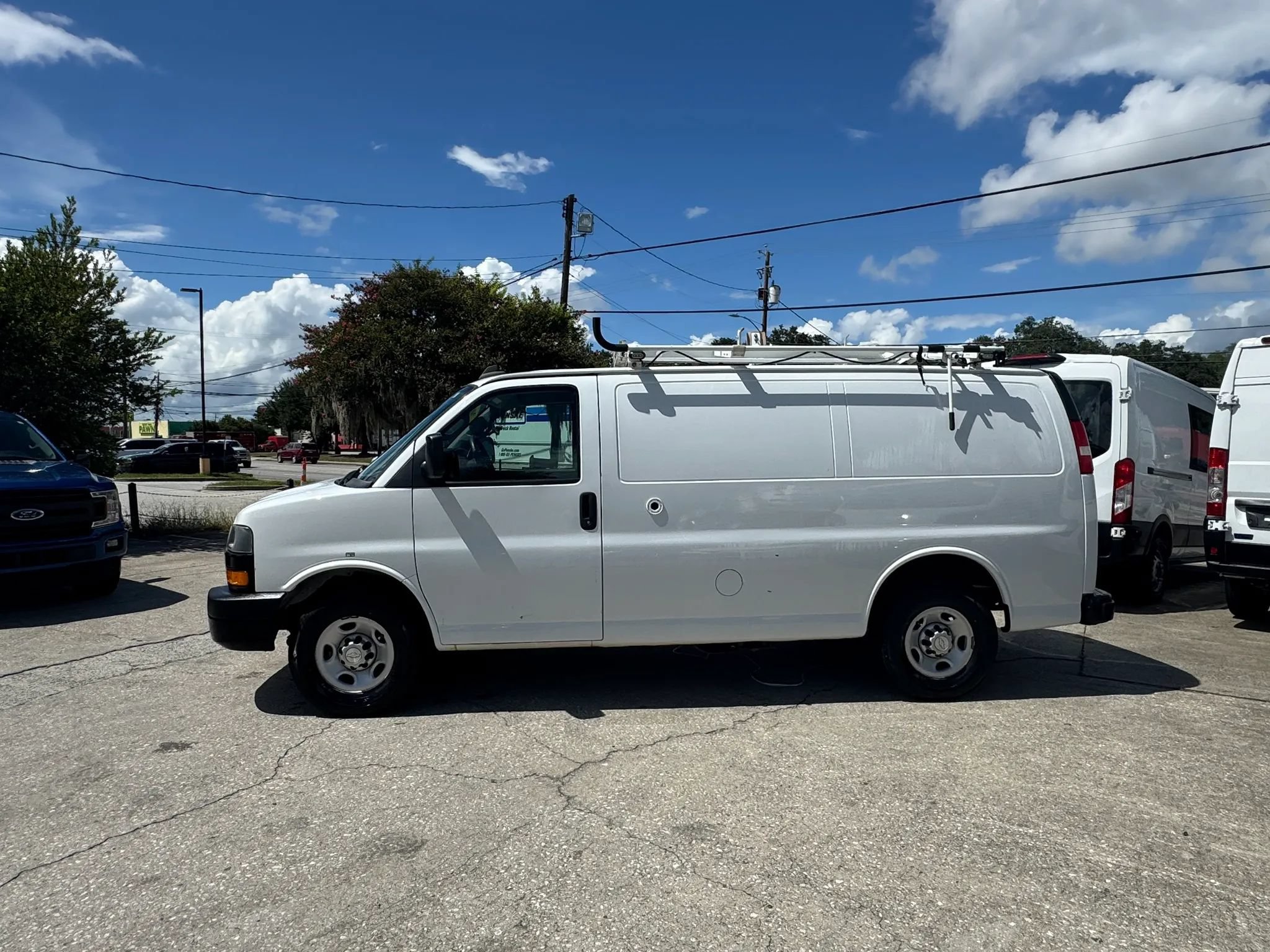 Used 2018 Chevrolet Express 2500 w/ Driver Convenience Package RWD image 6