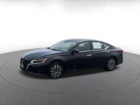 Used 2025 Nissan Altima 2.5 SV FWD image 8