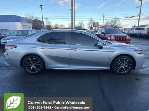 Used 2019 Toyota Camry SE image 4