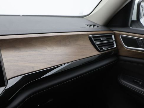 Used 2025 Volkswagen Atlas SE image 28