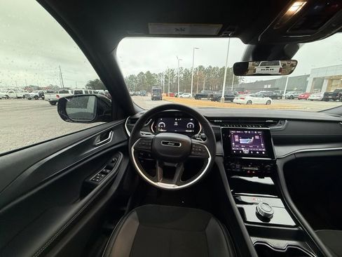 New 2025 Jeep Grand Cherokee Altitude image 13