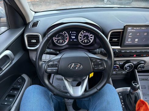 Used 2022 Hyundai Venue SEL image 21