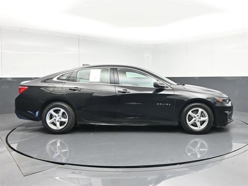 Used 2018 Chevrolet Malibu LS FWD image 4