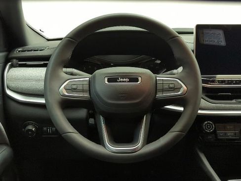 Used 2023 Jeep Compass Latitude AWD/4WD image 19