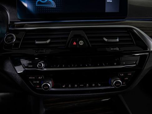 Used 2021 BMW 530e w/ Convenience Package image 31