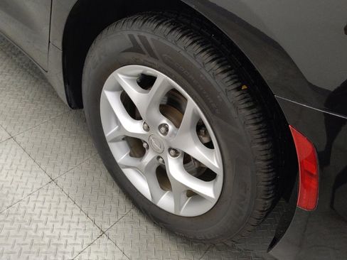 Used 2019 Chrysler Pacifica Touring Plus w/ Tire & Wheel Group FWD image 31