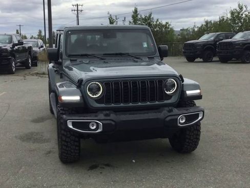 New 2025 Jeep Gladiator Sport image 3