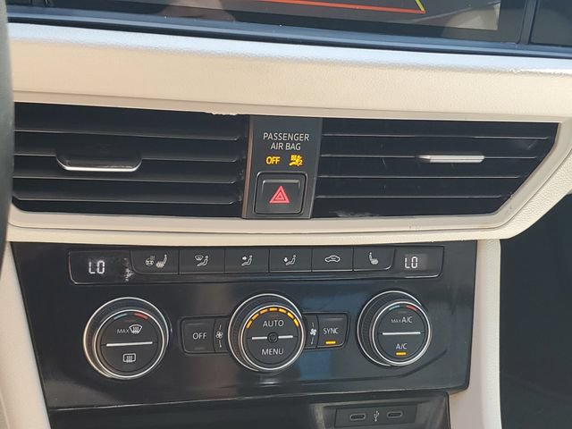 Used 2020 Volkswagen Jetta SE w/ SE Cold Weather Package FWD image 29