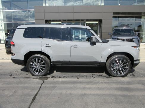Used 2026 Lexus GX 550 w/ Accessory Package (2T) AWD/4WD image 11