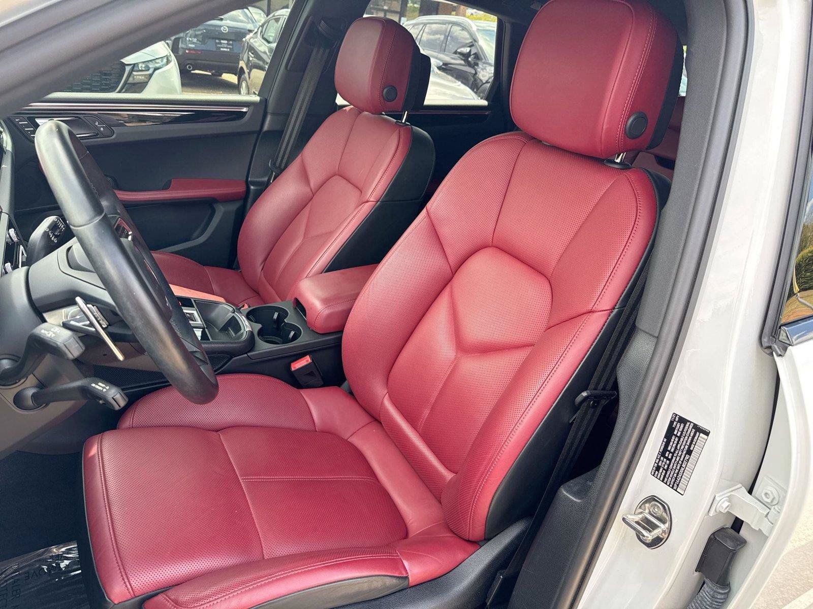 Used 2022 Porsche Macan AWD/4WD image 3
