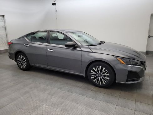 Used 2024 Nissan Altima 2.5 SV FWD image 11