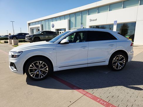 Used 2021 Audi Q8 Premium Plus w/ Premium Plus Package image 2