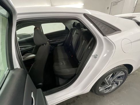 Used 2025 Hyundai Elantra SEL image 24