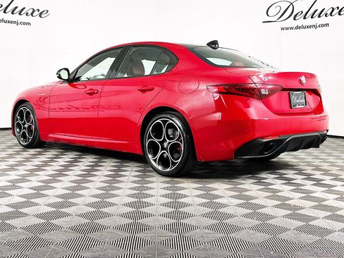 Used 2023 Alfa Romeo Giulia Veloce AWD/4WD image 4