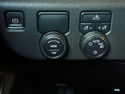 Used 2022 Chevrolet Silverado 1500 LT RWD image 12