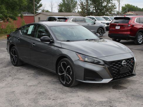 Used 2024 Nissan Altima 2.5 SR AWD/4WD image 3