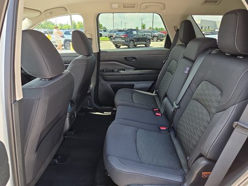 Used 2024 Nissan Pathfinder SV FWD image 11
