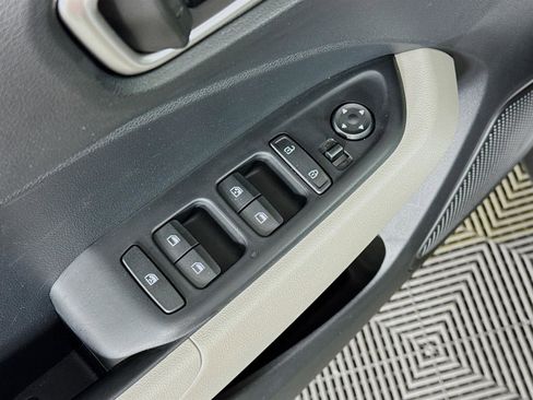 Certified 2025 Hyundai Venue SEL image 19