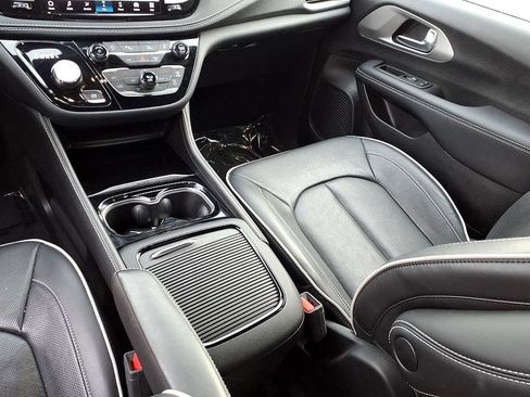 Used 2023 Chrysler Pacifica Limited w/ S Appearance Package image 25
