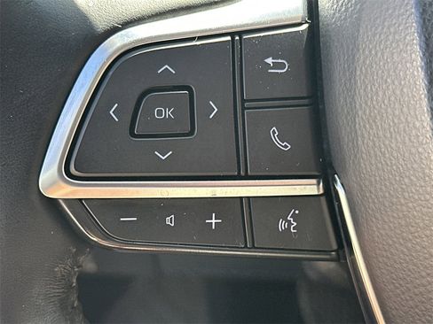 Used 2021 Toyota Highlander XLE image 25