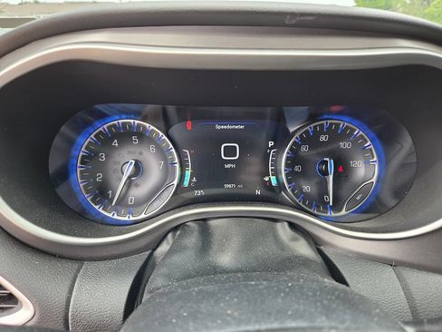 Used 2025 Chrysler Pacifica Select FWD image 14