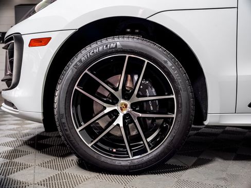 Certified 2024 Porsche Macan AWD/4WD image 14