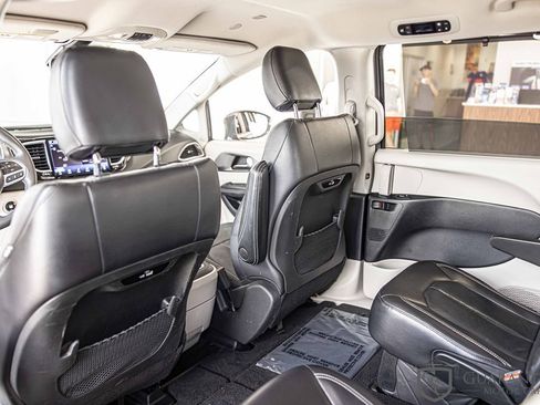 Used 2022 Chrysler Pacifica Touring-L image 35