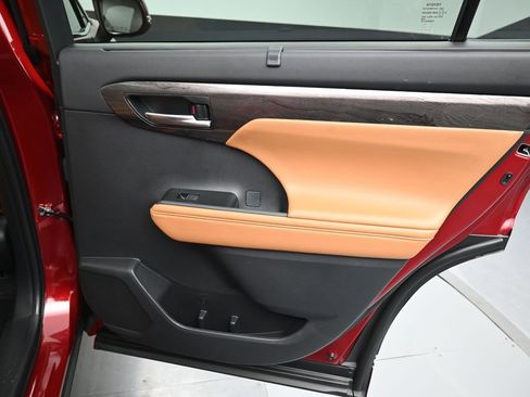 Certified 2025 Toyota Highlander LE AWD/4WD image 40