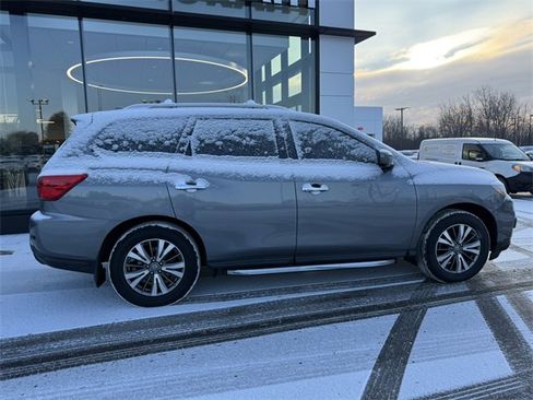 Used 2020 Nissan Pathfinder SL image 2