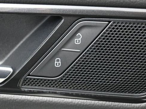 Used 2023 Volkswagen Tiguan SE R-Line image 14