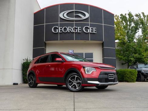 Certified 2024 Kia Niro LX image 1