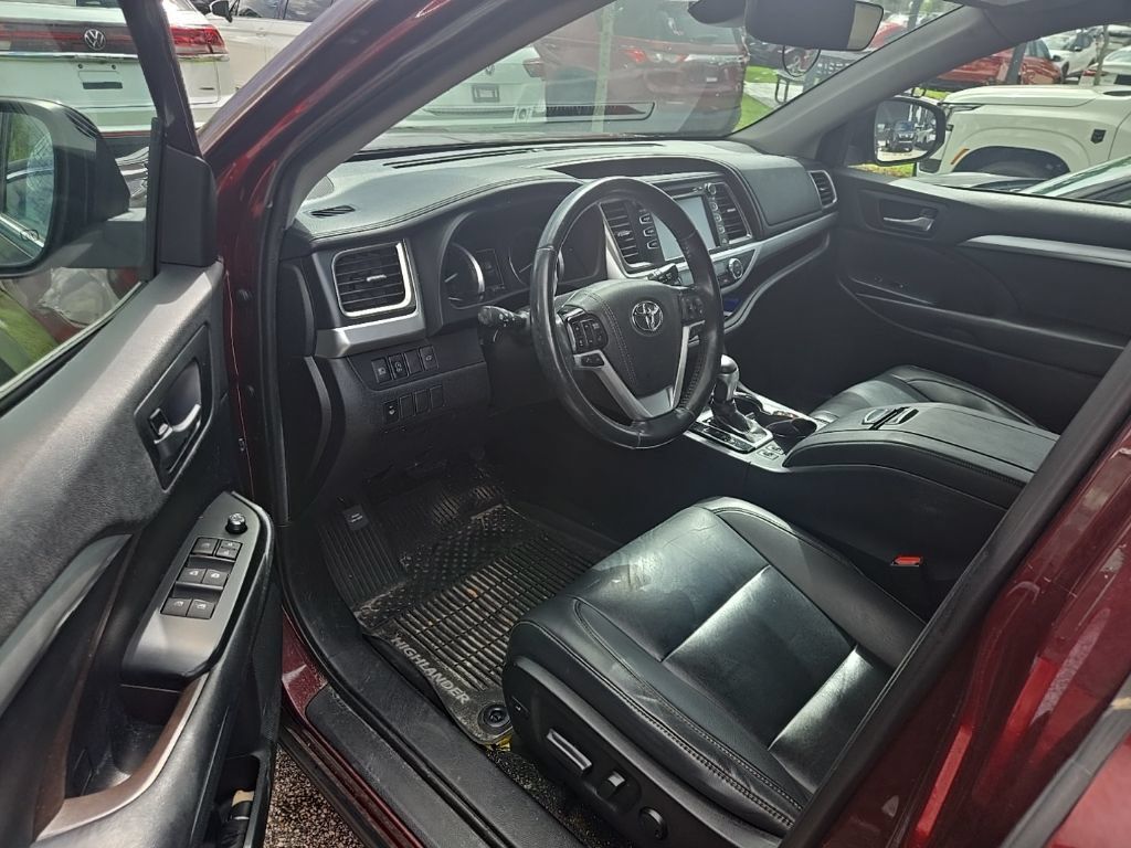 Used 2019 Toyota Highlander XLE AWD/4WD image 3