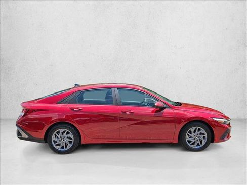 Used 2024 Hyundai Elantra SEL FWD image 4