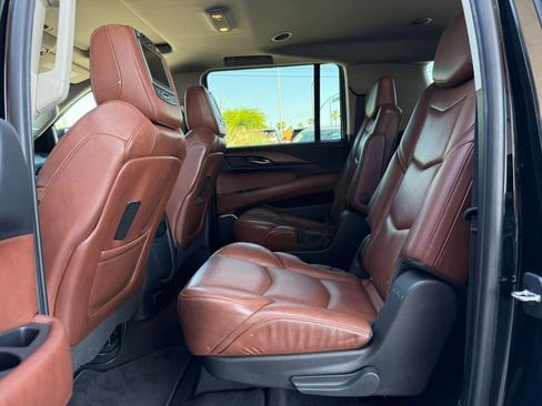 Used 2019 Cadillac Escalade ESV Luxury RWD image 44