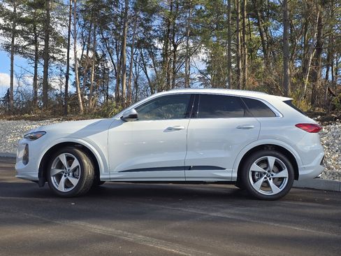 Certified 2025 Audi Q5 Prestige image 3