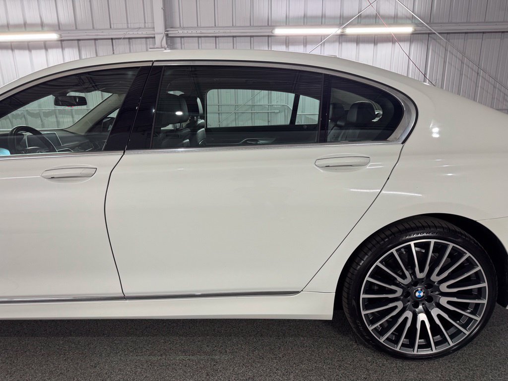 Used 2022 BMW 745e xDrive AWD/4WD image 18