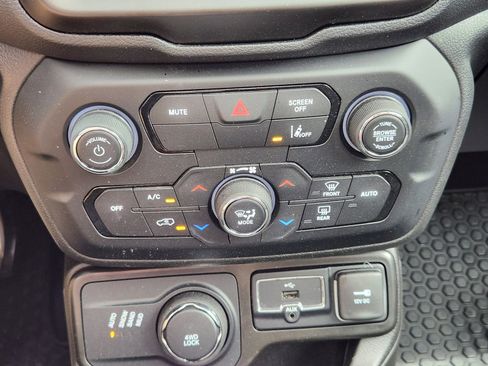 Used 2023 Jeep Renegade Latitude w/ Sun/Sound Group image 27