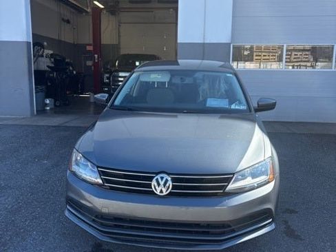Used 2017 Volkswagen Jetta S image 2