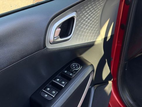 Used 2021 Kia Soul LX image 12