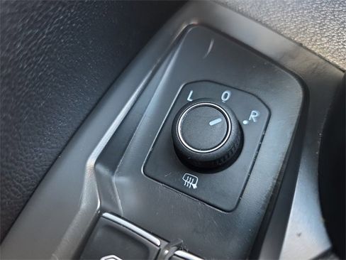 Used 2022 Volkswagen Tiguan SE image 33