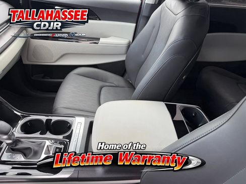 Used 2024 Kia Carnival EX FWD image 25