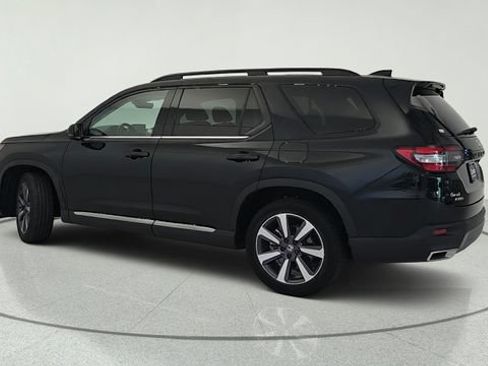 Used 2025 Honda Pilot Touring image 3